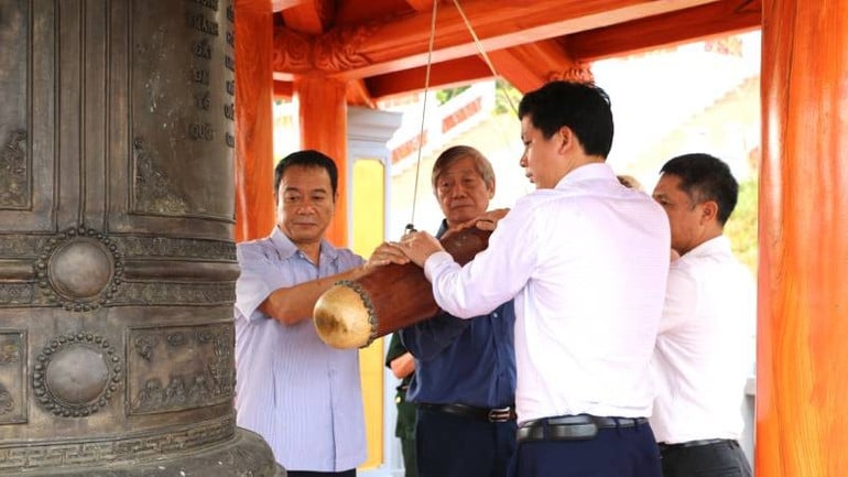 cac-dai-bieu-thuc-hien-nghi-thuc-thinh-chuong-tai-den-tuong-niem-liet-si-truong-son-trong-diem-ca-roong-atp-duong-20-quyet-thang.jpg