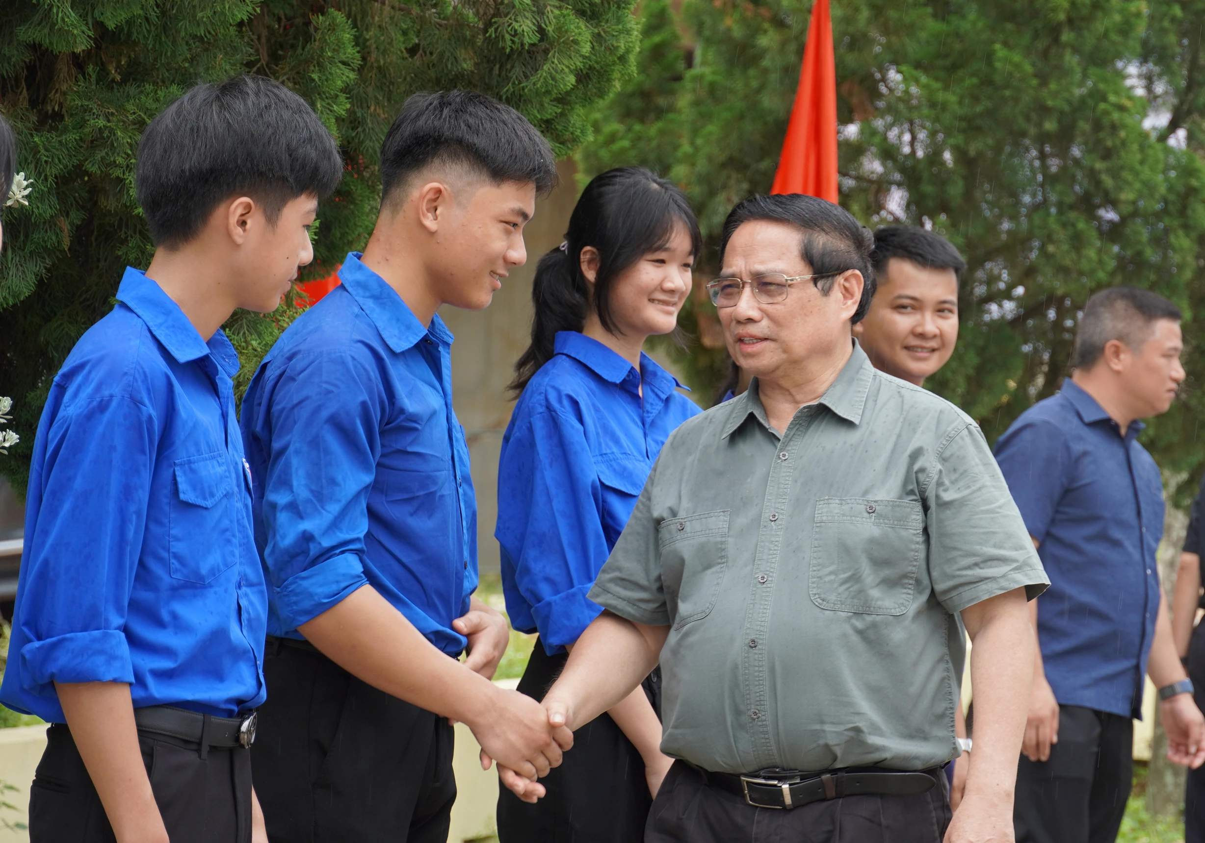 Người dân Quảng Trị nồng nhiệt chào đón Thủ tướng Chính phủ Phạm Minh Chính