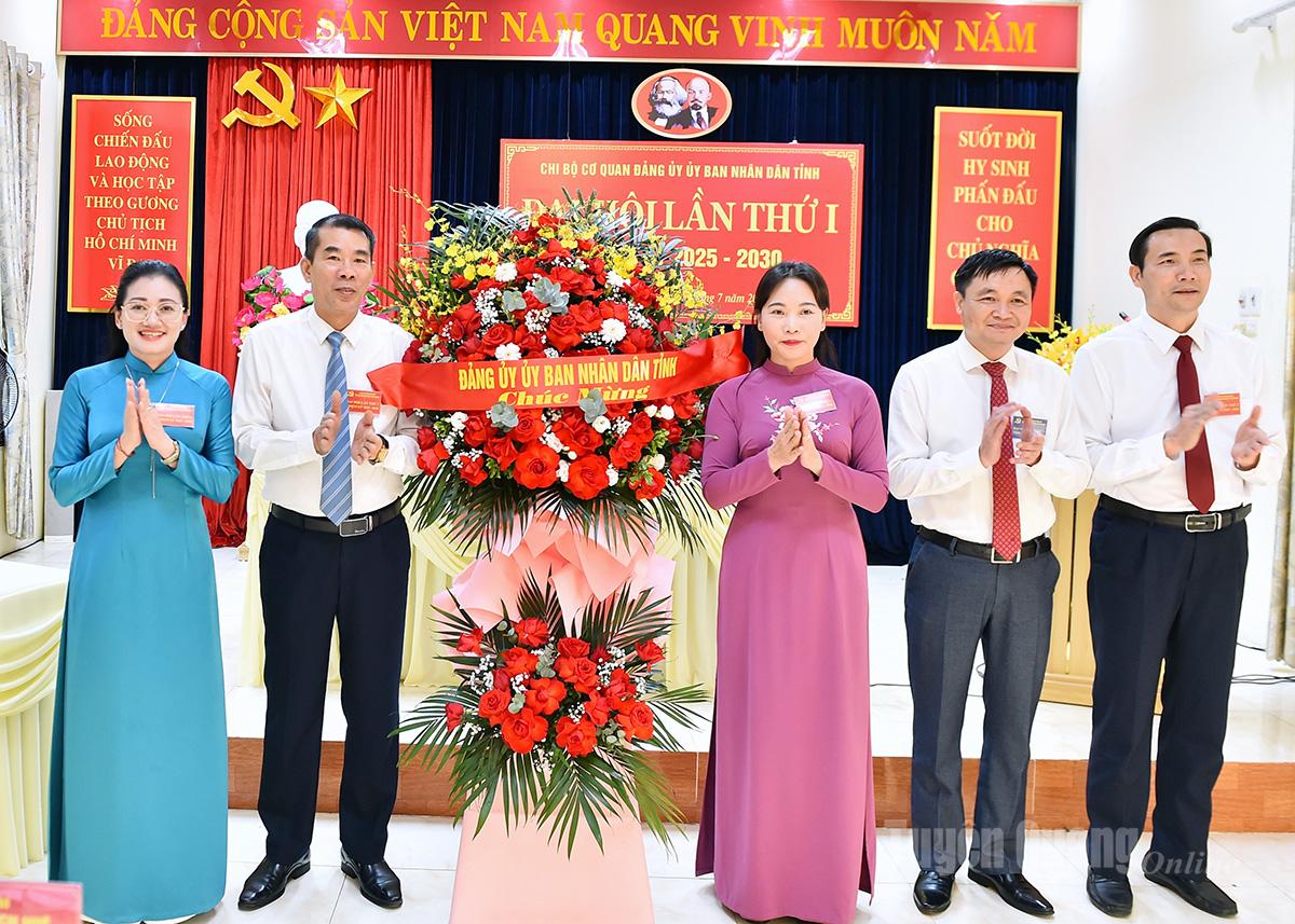 Đồng chí Nông Thị Bích Huệ, Phó Bí thư Thường trực Đảng ủy UBND tỉnh tặng hoa chúc mừng Đại hội.