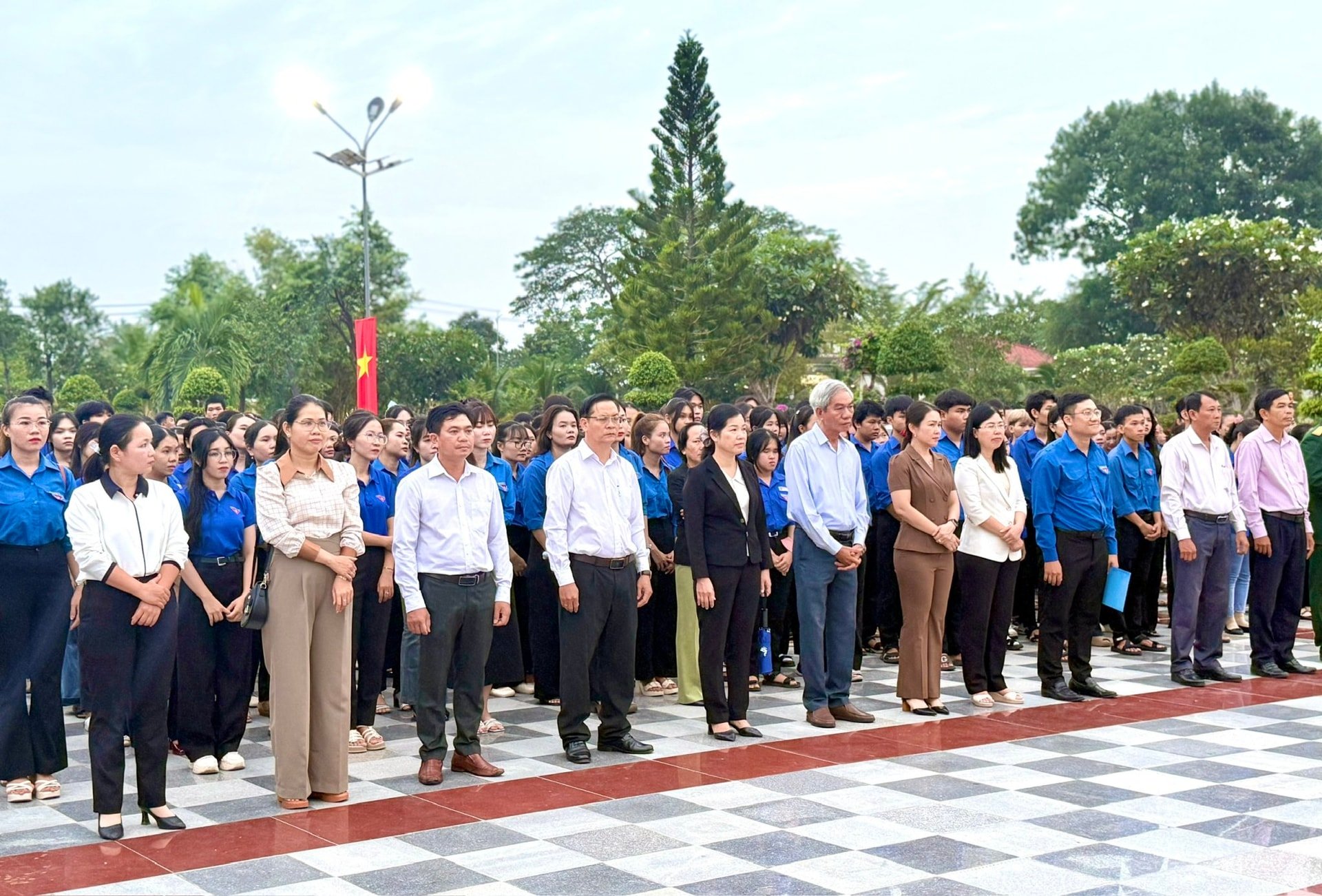 Các đại biểu và đoàn viên, thanh niên tham dự Lễ Thắp nến tri ân các anh hùng liệt sĩ tại Nghĩa trang Liệt sĩ Bình Thuận