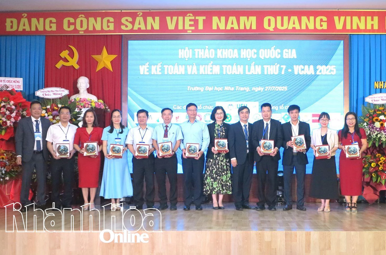 Đại diện Trường Đại học Nha Trang tặng quà lưu niệm cho các đơn vị tham gia hội thảo.
