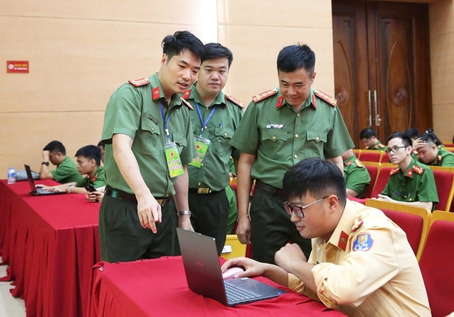 เจ้าหน้าที่และทหารของตำรวจนครบาลเข้าร่วมหลักสูตรเยาวชนตำรวจนครบาลตัวอย่างที่เป็นผู้นำในการฝึกอบรมและการเรียนรู้ด้านวิทยาศาสตร์และเทคโนโลยี ก้าวสู่ยุคดิจิทัลอย่างมั่นคง