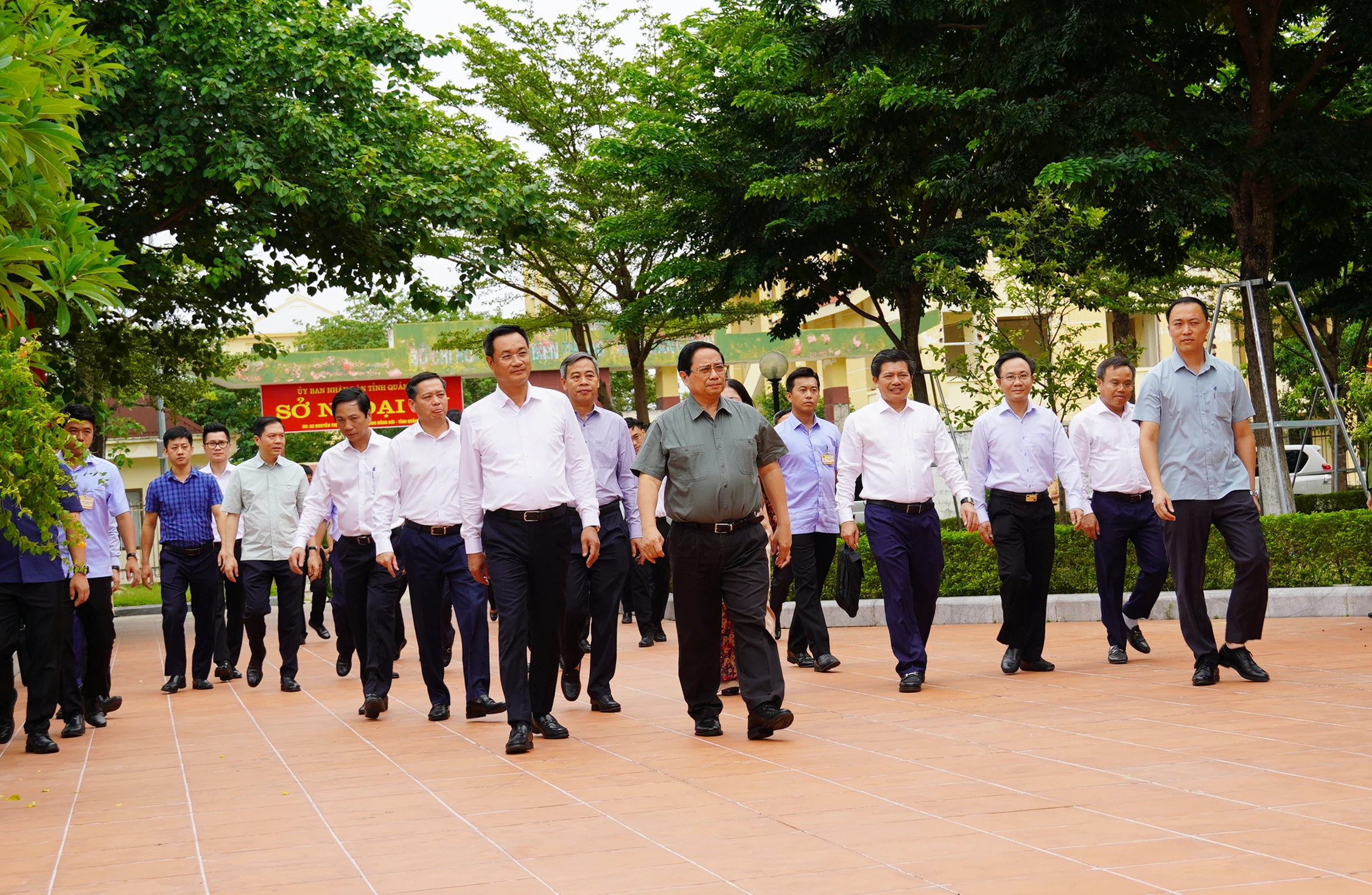 Thủ tướng Chính phủ Phạm Minh Chính dâng hương tại Đền thờ Bác Hồ và các Anh hùng liệt sĩ