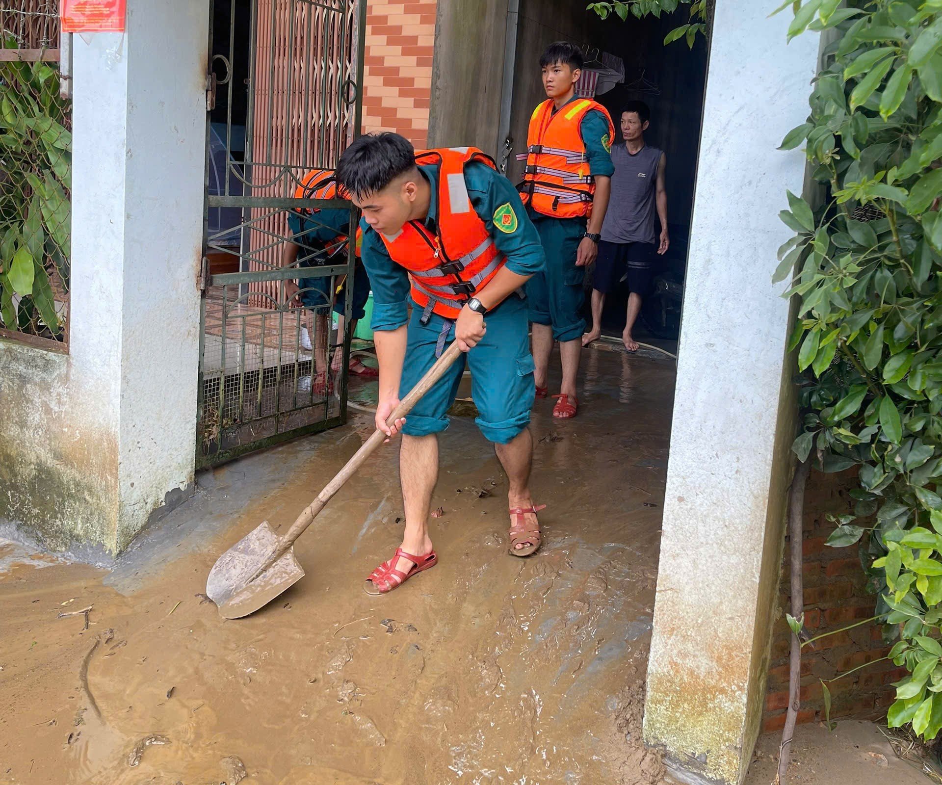 Cán bộ, chiến sĩ tham gia khắc phục hậu quả mưa lũ.