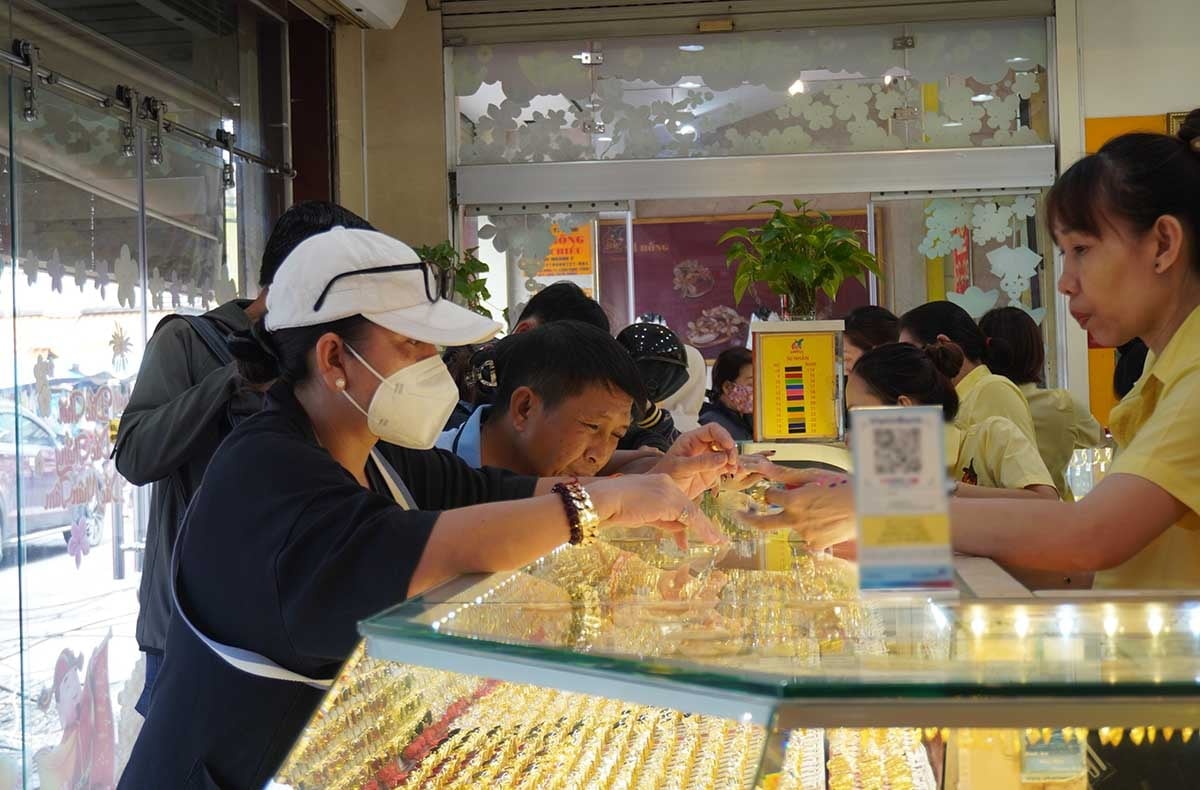 តម្លៃ​មាស​នៅ​រសៀល​ថ្ងៃ​ទី​២៧ ខែ​កក្កដា​នេះ៖ អ្នក​ទិញ​បាន​ខាត​បង់​យ៉ាង​ខ្លាំង​ជិត ៣​លាន​ដុង