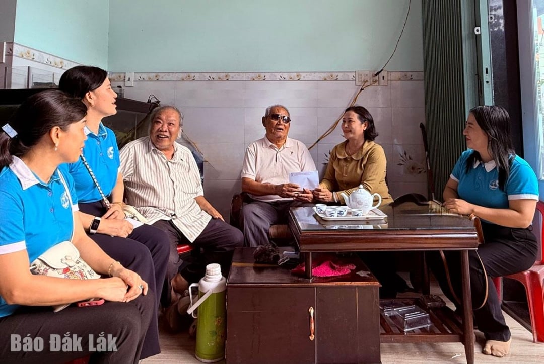គណៈប្រតិភូបានទៅសួរសុខទុក្ខ និងជូនអំណោយដល់យុទ្ធជនពិការ Doan Cong Khanh (វួដ Tuy Hoa)