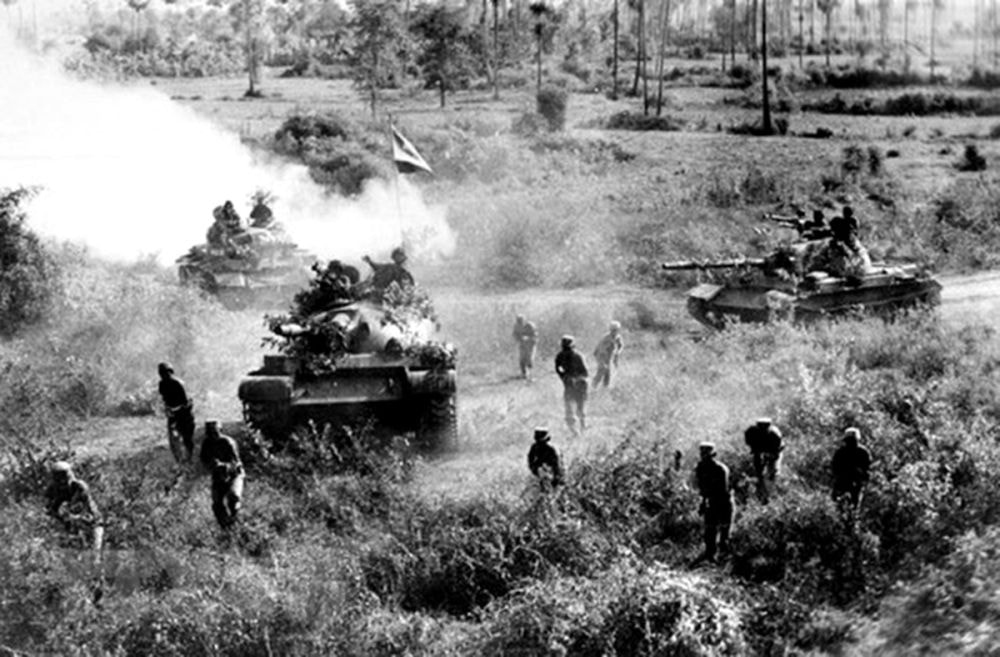 Soldati volontari vietnamiti e forze armate rivoluzionarie cambogiane si sono addestrati congiuntamente per migliorare le tecniche di combattimento. (Foto d'archivio)
