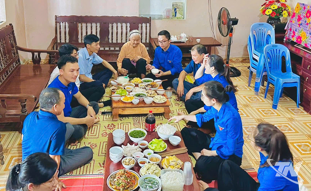 ອາຫານຄ່ຳທີ່ຈັດໂດຍຊາວໜຸ່ມທ້ອງຖິ່ນນີ້ແມ່ນແຫຼ່ງກຳລັງໃຈໃຫ້ແກ່ແມ່ຫວຽດນາມວິລະຊົນ ໂງ ທິ ເຍືອງ.