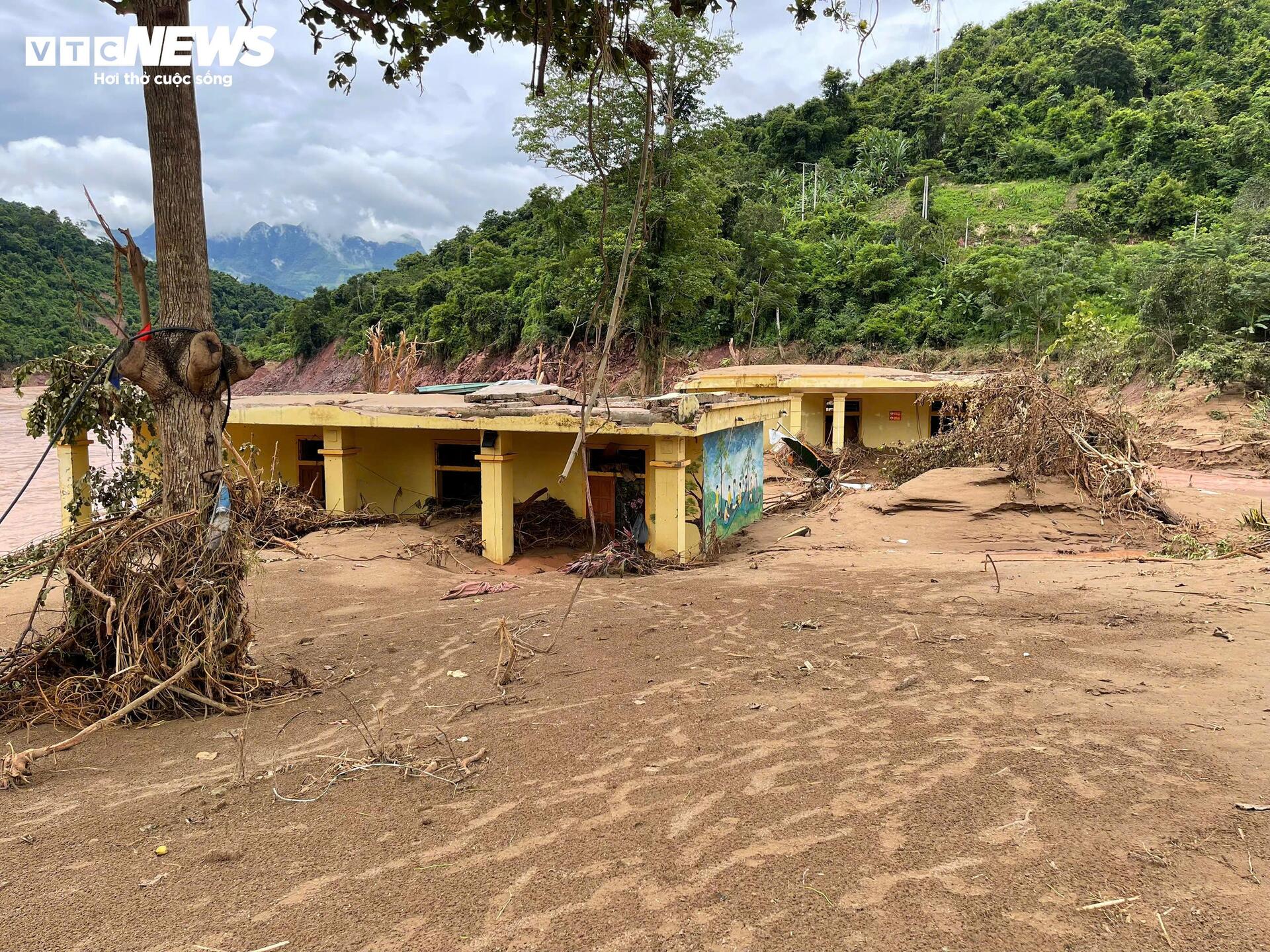 The school was buried after the flood, the principal choked up when talking about the students - 2