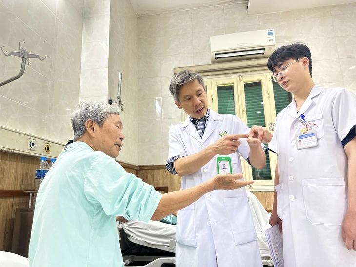 Phẫu thuật lấy mảnh đạn găm trong cánh tay người thương binh suốt nửa thế kỷ - Ảnh 1.