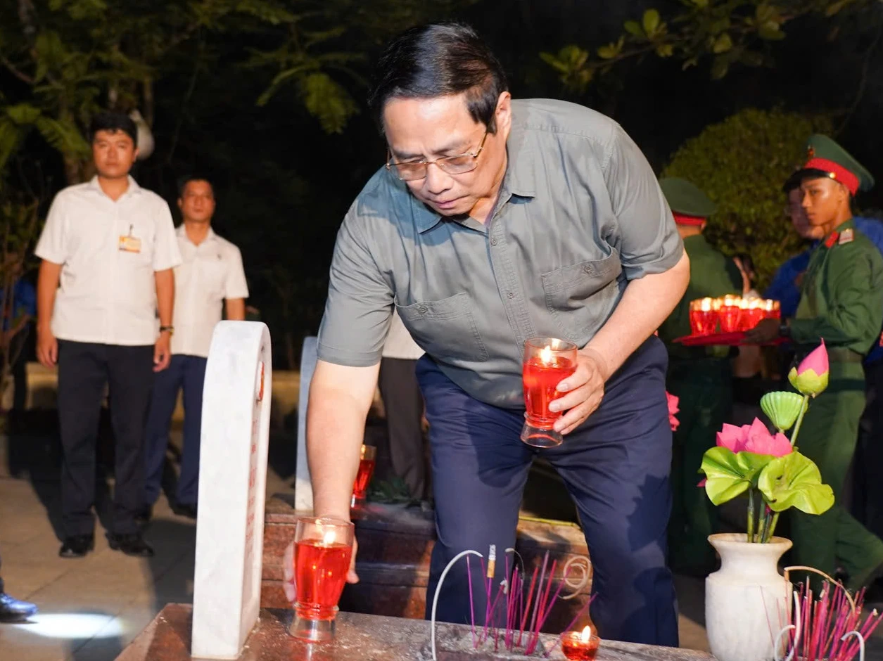 Thủ tướng Chính phủ Phạm Minh Chính tham dự lễ thắp nến tri ân các anh hùng liệt sĩ