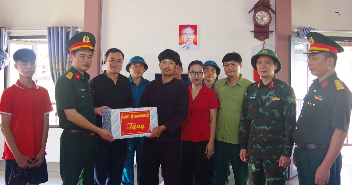 Eine Delegation des Militärkommandos der Provinz besuchte die Bevölkerung des Dorfes Lang Nu in der Gemeinde Phuc Khanh und überreichte ihr Geschenke