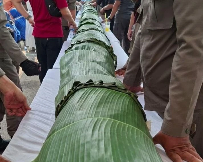 ឥណ្ឌូណេស៊ី​បាន​បំបែក​ឯតទគ្គកម្ម​នំ​ខេក​សេគូបាល​ធំ​ជាង​គេ​លើ​ពិភពលោក