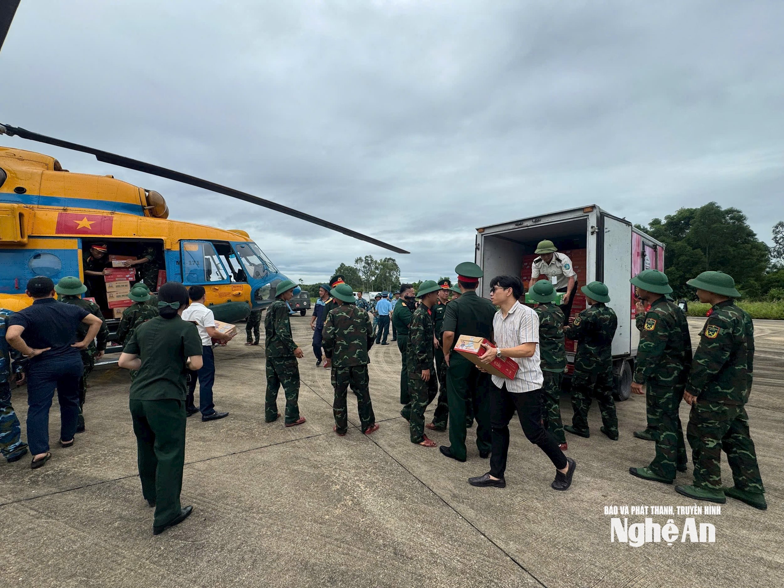 Sở Công Thương phối hợp với Bộ chỉ huy quân sự tỉnh chuẩn bị hàng hoá tập kết tại sân bay để chuẩn bị đi cứu trợ người dân
