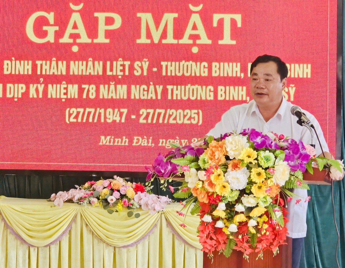Ông Hoàng Anh Nghĩa, Chủ tịch UBND xã Minh Đài ghi nhận những đóng góp của các cựu chiến binh Trung đoàn 121.