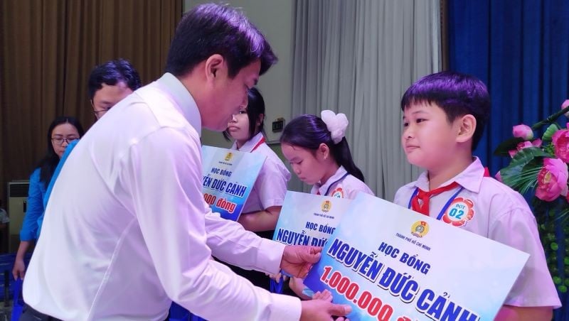 សមមិត្ត Bui Thanh Nhan សមាជិកអចិន្ត្រៃយ៍គណៈកម្មាធិការបក្សទីក្រុង អនុប្រធានគណៈកម្មាធិការរណសិរ្សមាតុភូមិទីក្រុង ប្រធានសហព័ន្ធការងារទីក្រុងហូជីមិញ បានប្រគល់អាហារូបករណ៍ដល់និស្សិត។