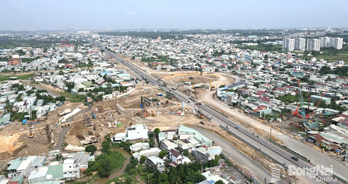 Thi công nút giao giữa đường cao tốc Biên Hòa - Vũng Tàu với đường Võ Nguyên Giáp. Ảnh: Phạm Tùng
