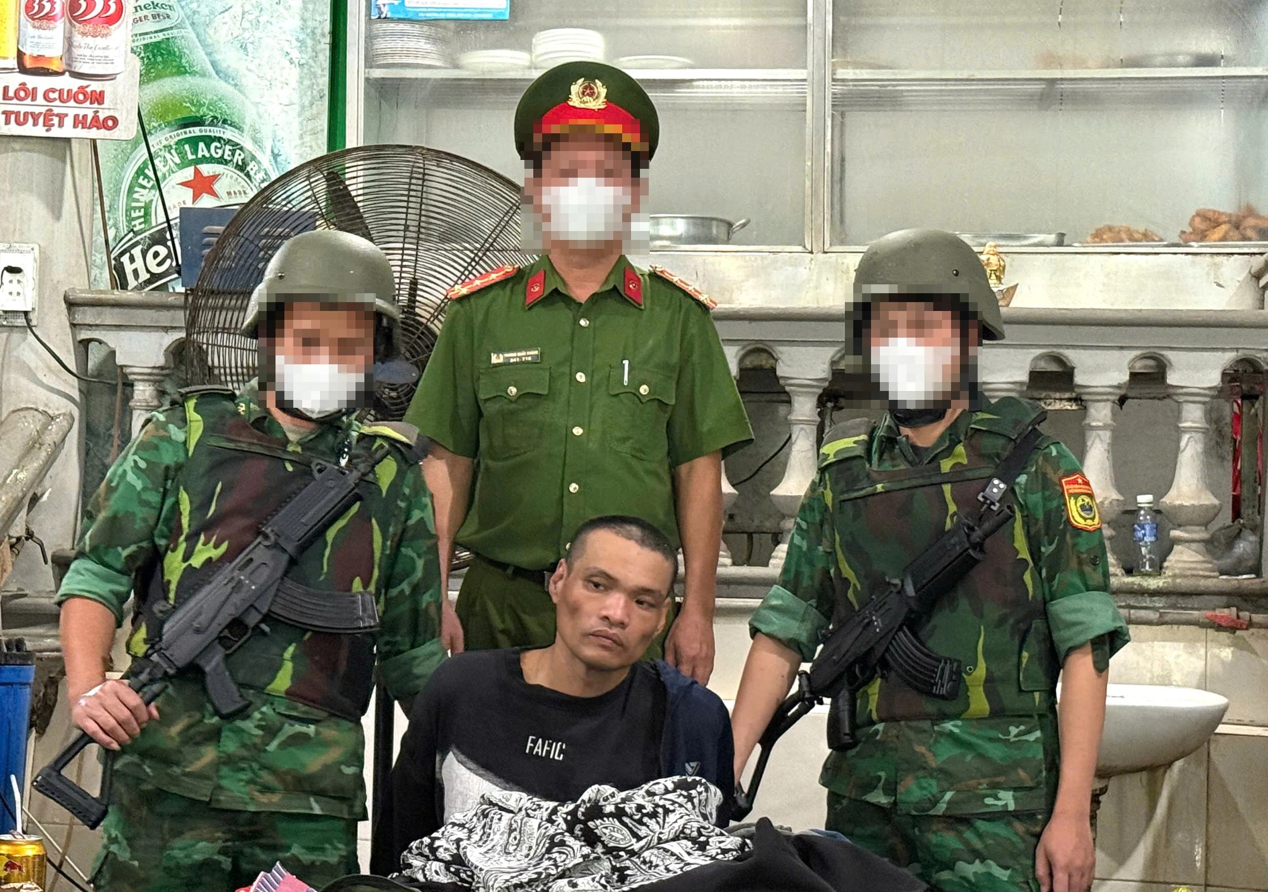 Bắt giữ đối tượng mang theo 2 súng quân dụng trái phép 