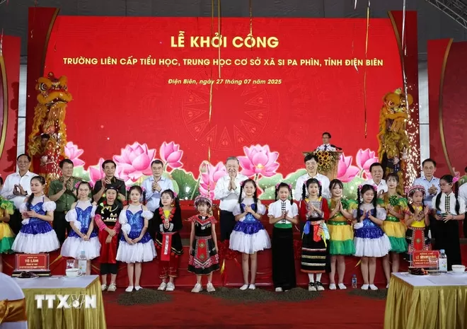Tổng Bí thư Tô Lâm với các thiếu nhi tại Lễ khởi công Trường liên cấp Tiểu học, Trung học cơ sở xã Si Pa Phìn, tỉnh Điện Biên. (Ảnh: Thống Nhất/TTXVN)