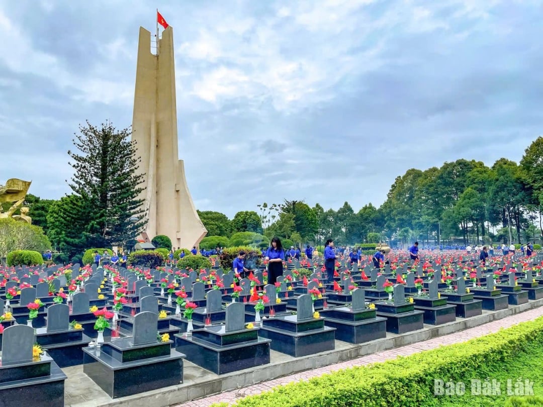 Youth Union members of Agribank Dak Lak Branch offer incense at the provincial Martyrs Cemetery.