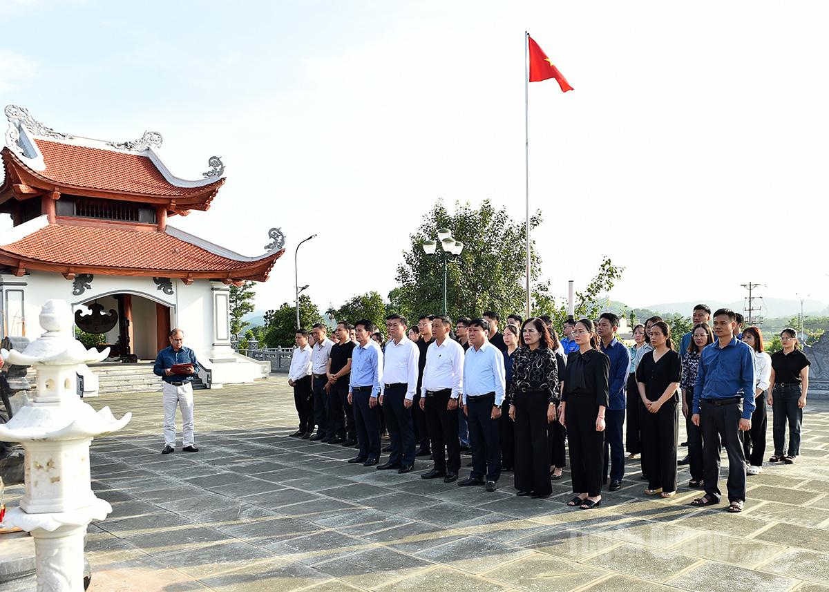 Tuyen Quang Newspaper, Radio and Television offer incense at the Memorial House of Heroic Martyrs and the Provincial Martyrs Cemetery.