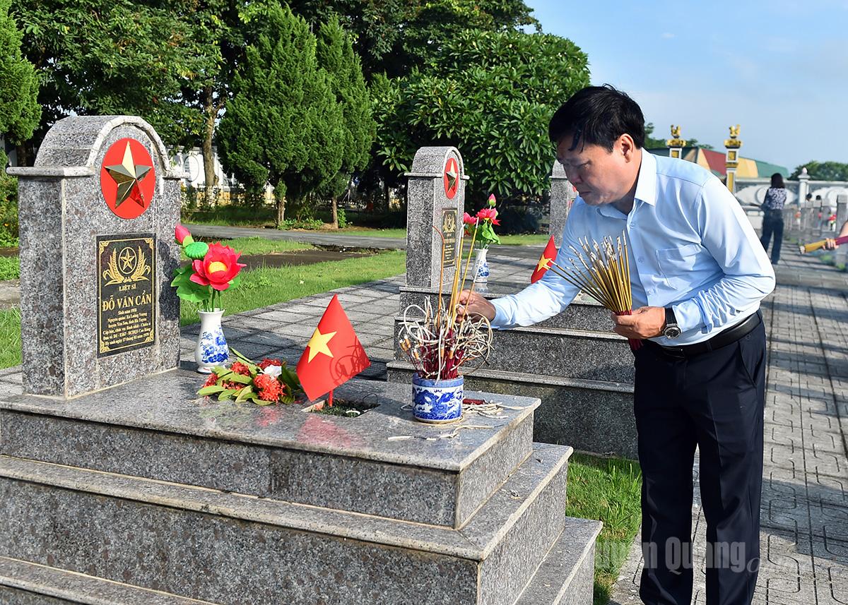 Comrade Mai Duc Thong, Editor-in-Chief of Tuyen Quang Newspaper and Radio and Television, burned incense at the martyrs' graves.