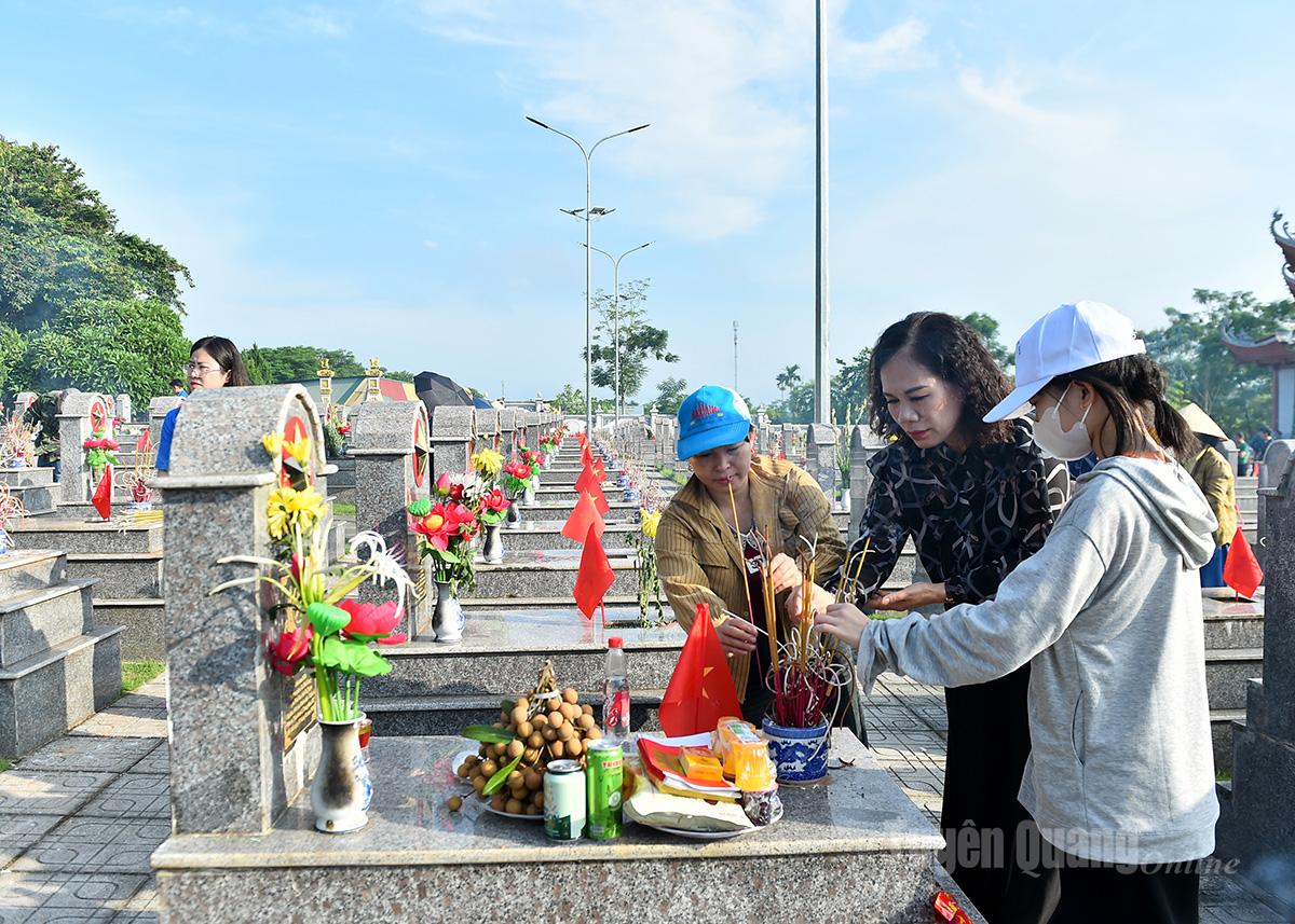 Deputy Editor-in-Chief of Tuyen Quang Newspaper, Radio and Television Ngo Thi Thu Ha and relatives of martyrs burn incense at the martyrs' graves.