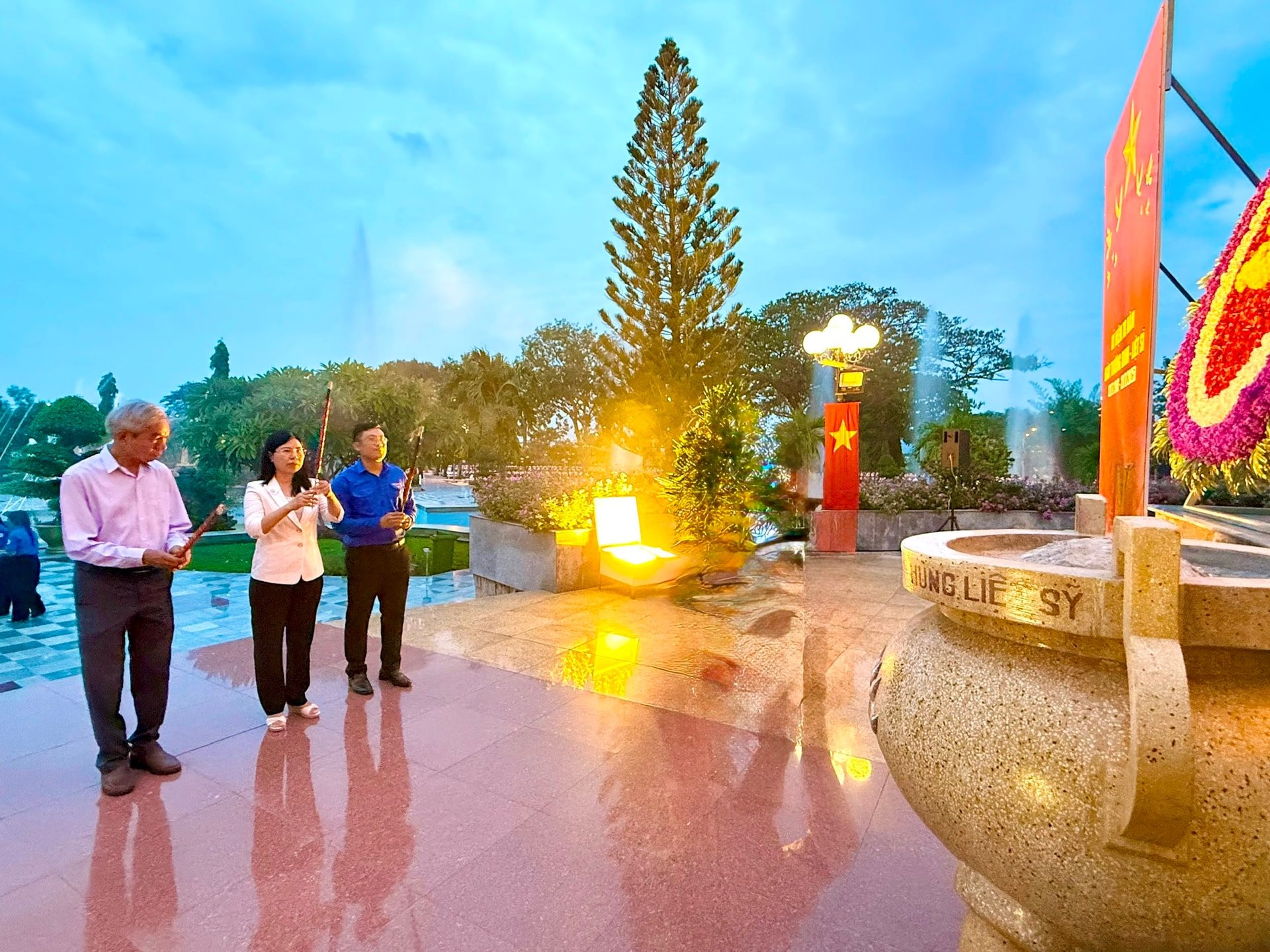 Đại diện lãnh đạo các sở, ban, ngành thắp hương tưởng nhớ các anh hùng liệt sĩ tại Nghĩa trang lLiệt sĩ Bình Thuận