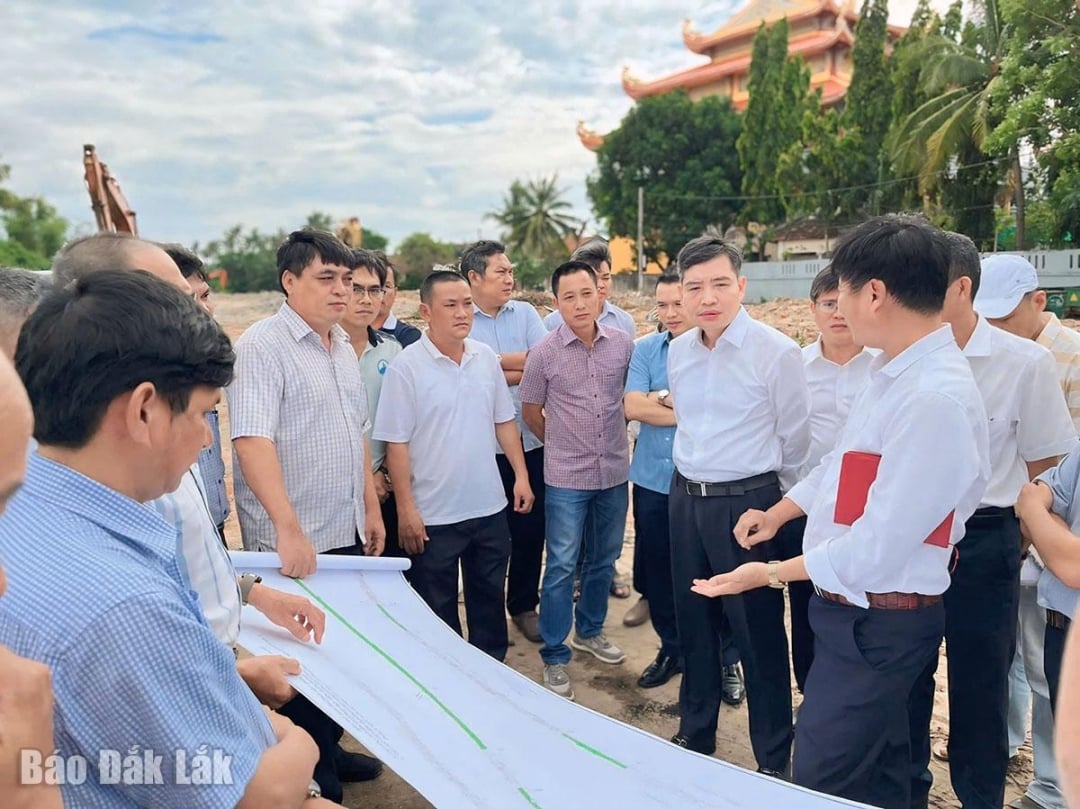 Le secrétaire adjoint du Comité provincial du Parti et président du Comité populaire provincial, Ta Anh Tuan, a écouté le rapport des unités sur l'état de mise en œuvre du projet.