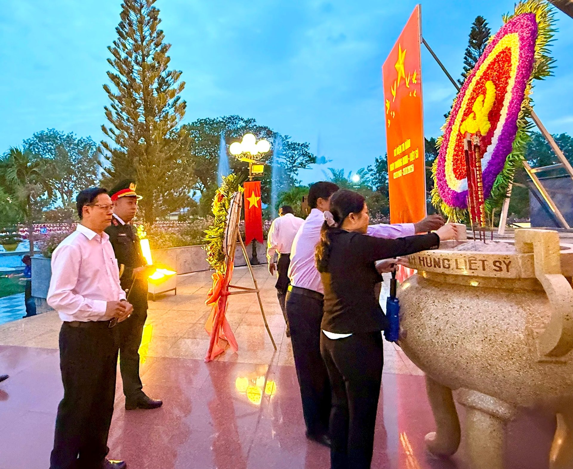 Các đại biểu thắp hương tưởng nhớ các anh hùng liệt sĩ tại Nghĩa trang Liệt sĩ Bình Thuận
