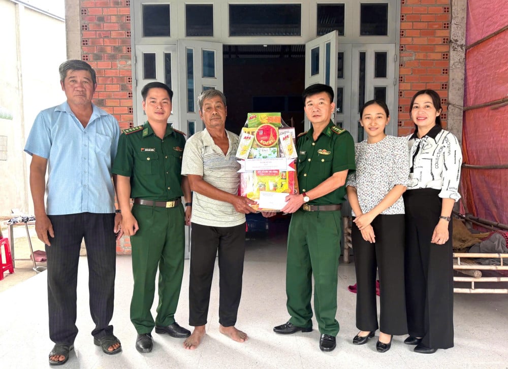 UBMTTQVN xã Phước Chỉ phối hợp Đồn Biên phòng Phước Chỉ thăm, tặng quà gia đình chính sách