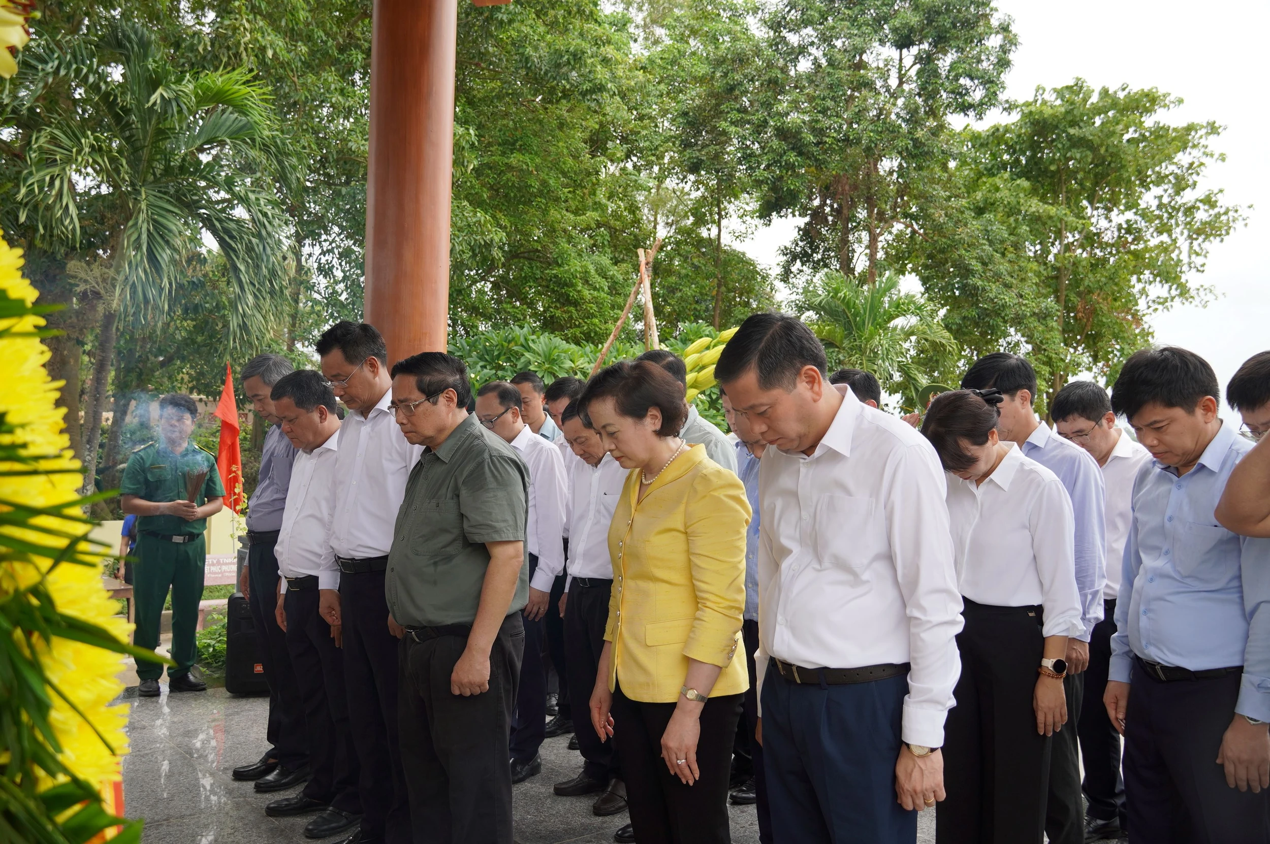 Thủ tướng Chính phủ Phạm Minh Chính dâng hương tại Đền thờ Bác Hồ và các Anh hùng liệt sĩ
