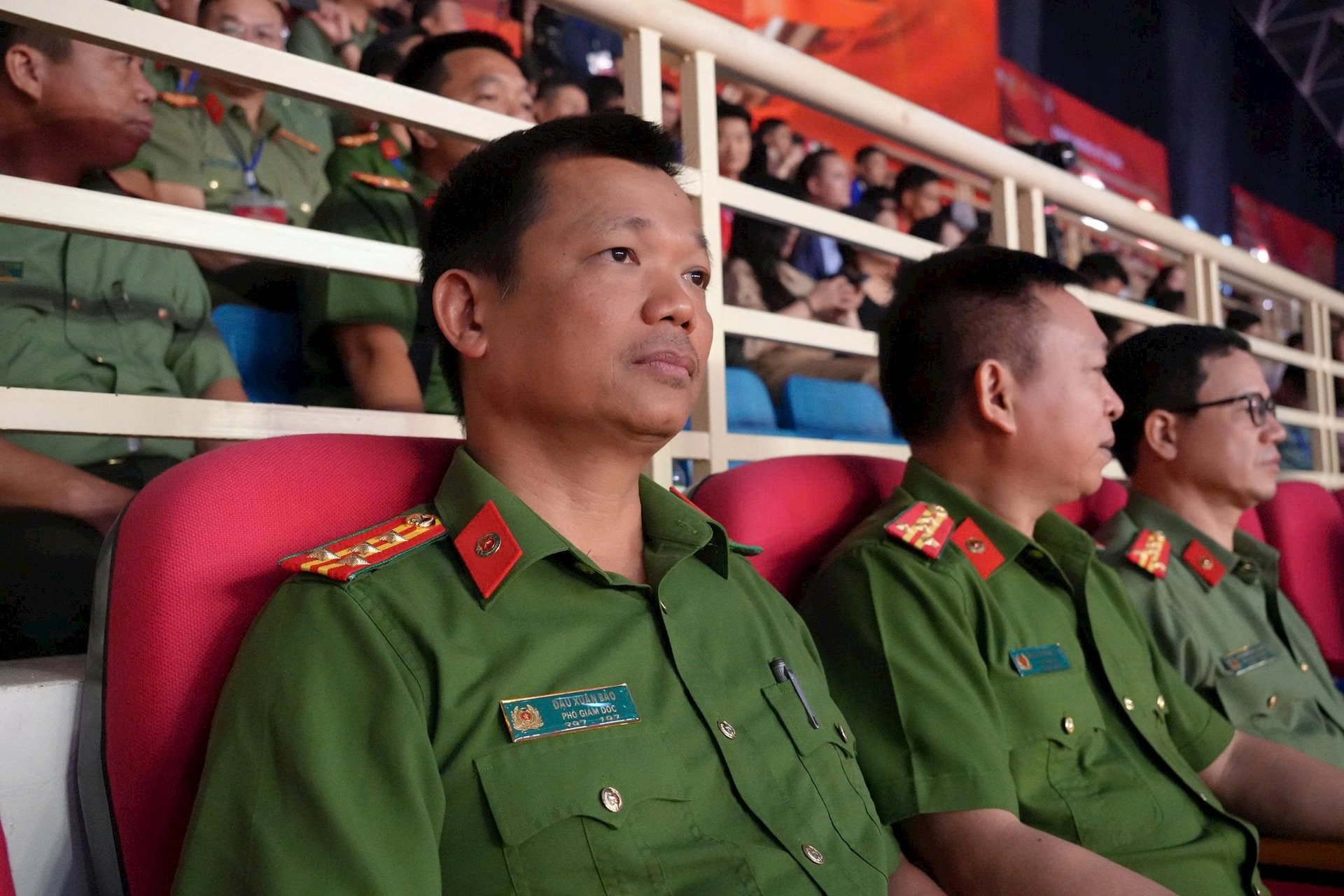 Đại tá Đậu Xuân Bảo – Ủy viên Ban Thường vụ Đảng ủy, Phó Giám đốc Công an tỉnh Lâm Đồng (ngồi ngoài cùng bên trái) tham dự Lễ khai mạc