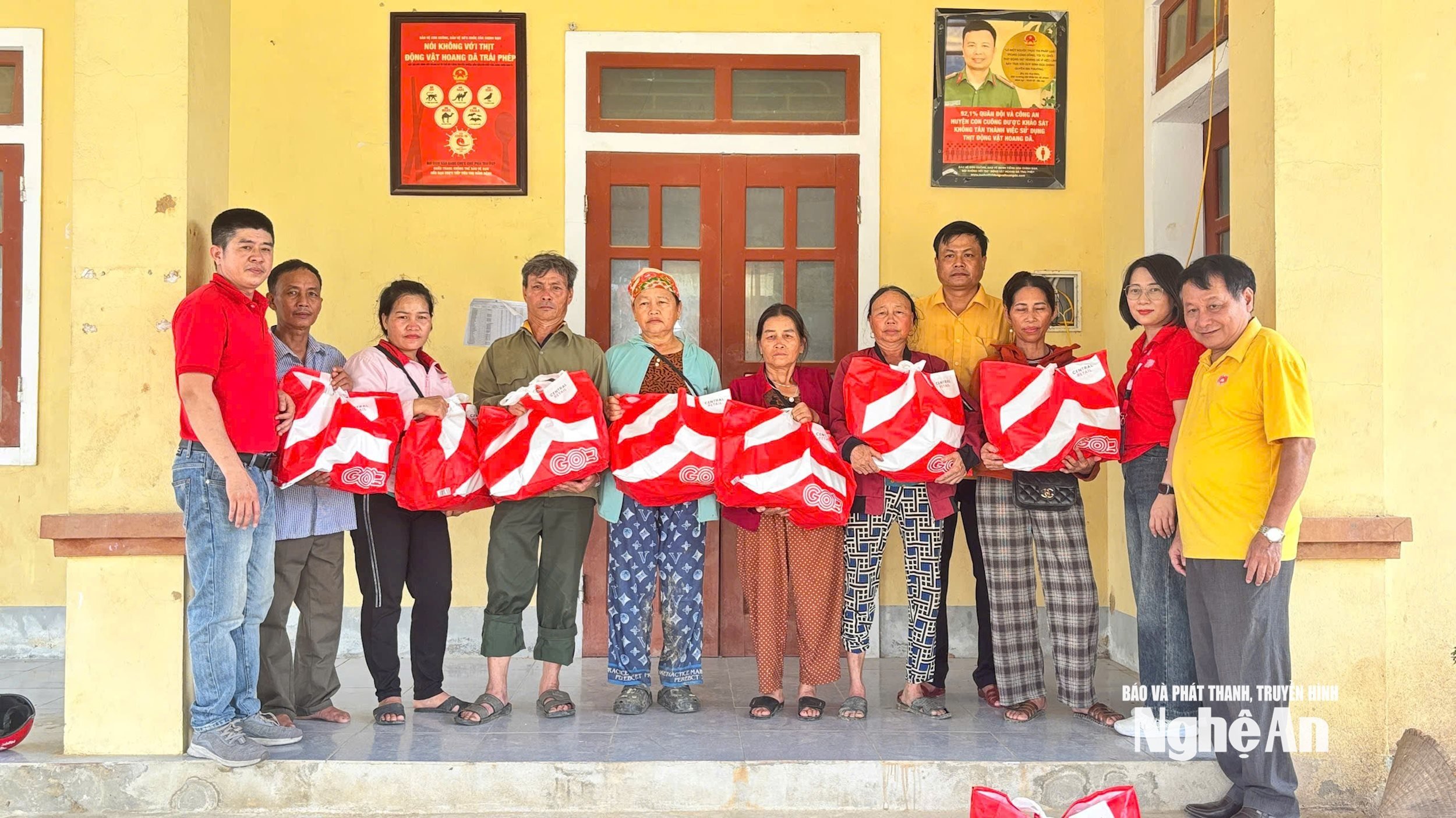 Những phần quà đã được trao tận tay người dân bị ảnh hưởng thiên tai. Ảnh TH