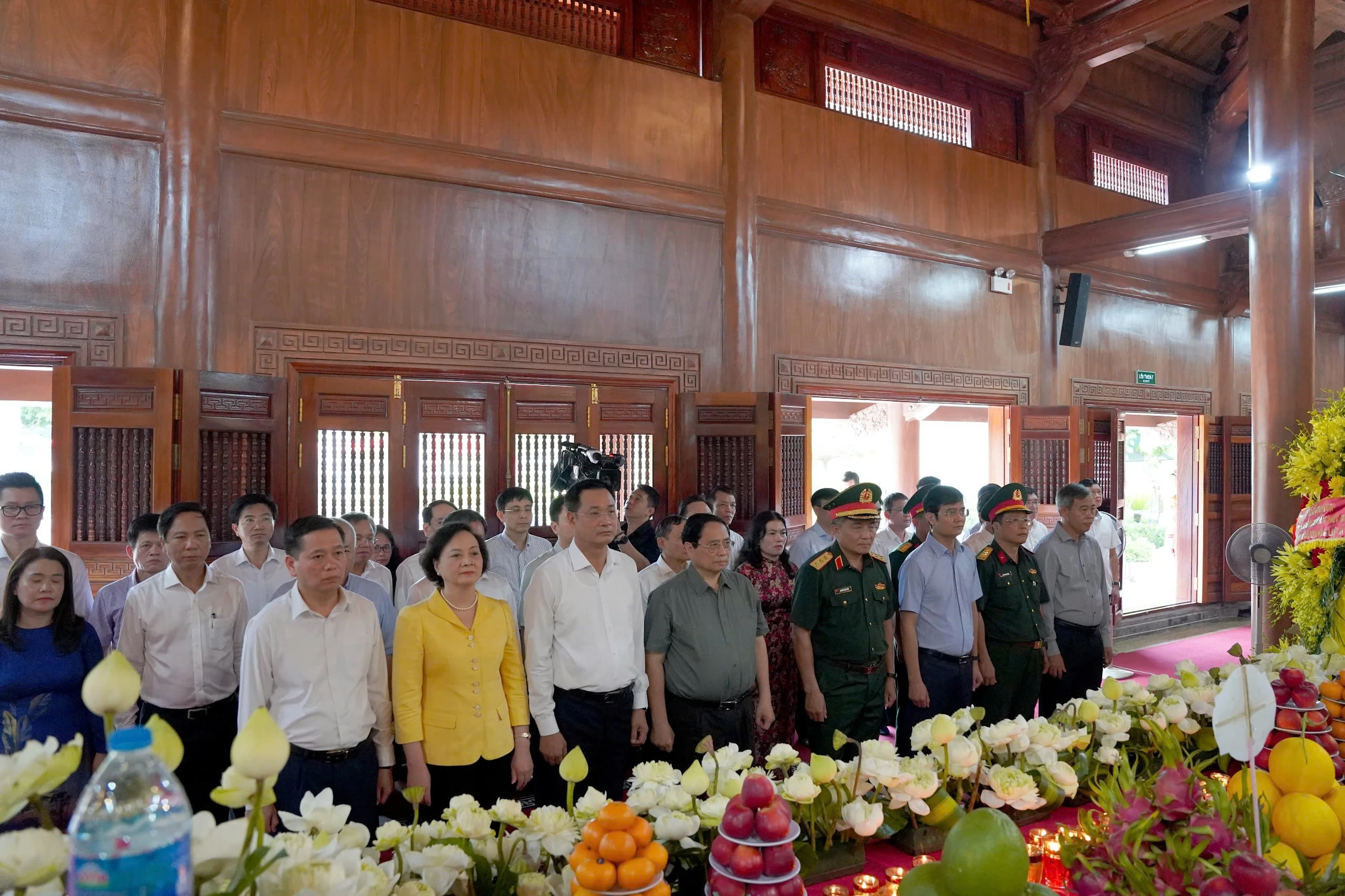 Thủ tướng Chính phủ Phạm Minh Chính dâng hương tại Đền thờ Bác Hồ và các Anh hùng liệt sĩ