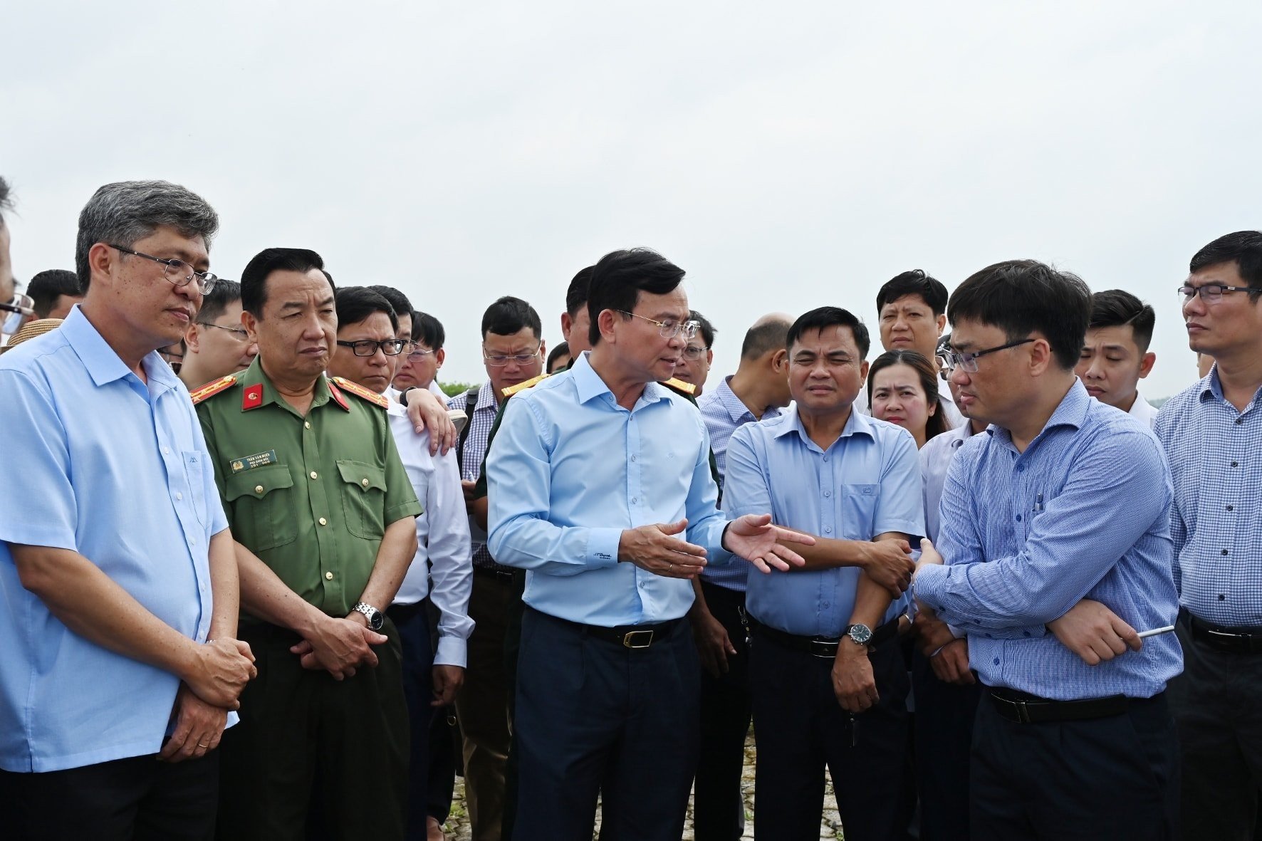 Chủ tịch UBND tỉnh Lâm Đồng Hồ Văn Mười (giữa) trao đổi với chủ đầu tư Dự án KCN Sơn Mỹ 1 về tiến độ triển khai dự án. (Ảnh: Báo Lâm Đồng)