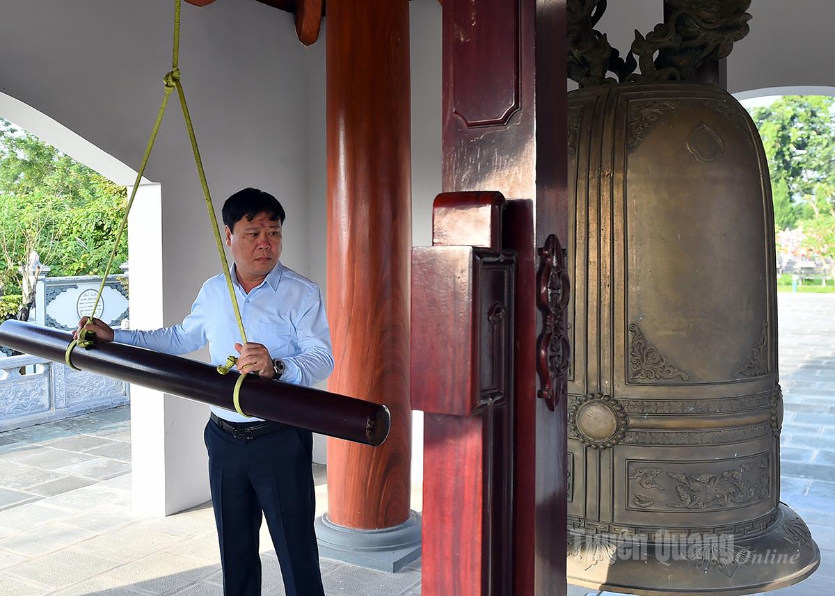 Comrade Mai Duc Thong, Editor-in-Chief of Tuyen Quang Newspaper and Radio and Television rang the bell to commemorate the heroic martyrs.