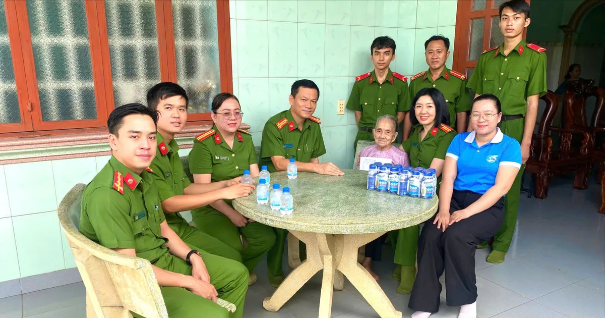 Offering incense to commemorate the heroic martyrs at the Cau Dinh Police Station Relic Site