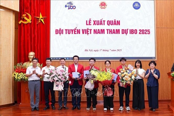 Lãnh đạo Sở Giáo dục và Đào tạo Hà Nội cùng Ban Giám hiệu trường Trung học phổ thông Chuyên Hà Nội – Amsterdam tặng hoa chúc mừng và động viên các học sinh trong lễ xuất quân. Ảnh: Thanh Tùng/TTXVN