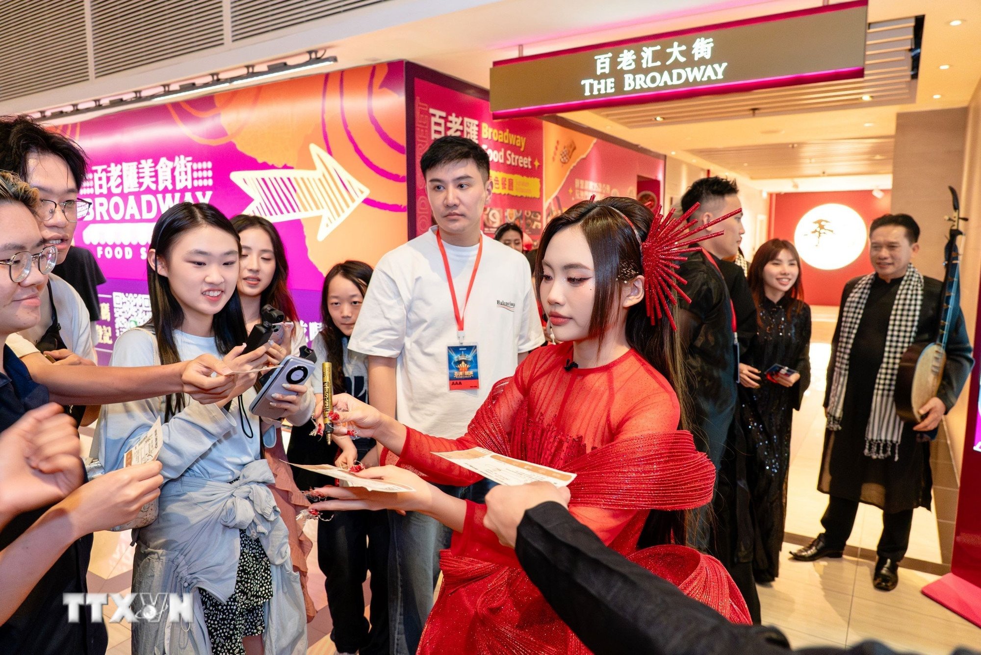 ttxvn-phuong-my-chi-va-hanh-trinh-dua-am-nhac-viet-toa-sang-tai-chung-ket-sing-asia-2707-5.jpg