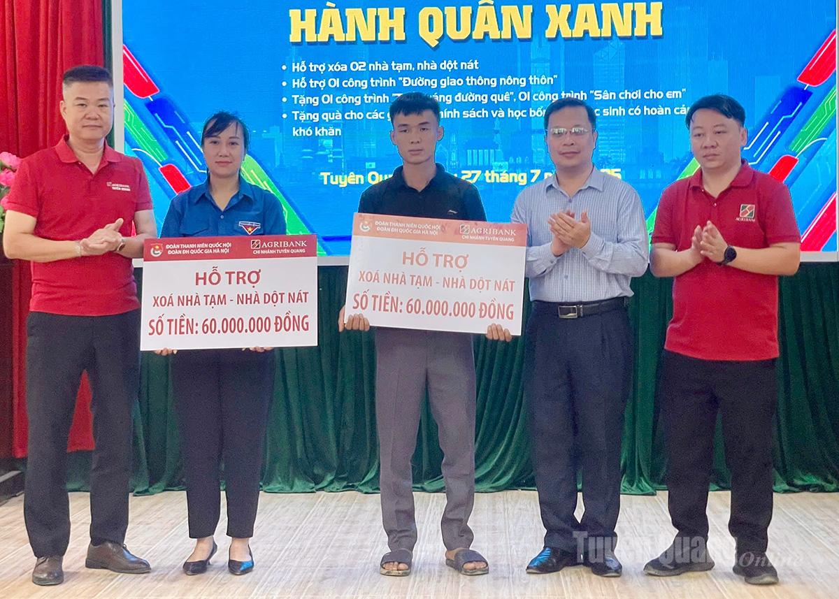 Đoàn Thanh niên Quốc hội, Đoàn Đại học Quốc gia Hà Nội, Đoàn Ngân hàng Agribank trao tặng kinh phí hỗ trợ xoá nhà tạm, nhà dột nát cho các hộ gia đình trên địa bàn xã Trung Hà.