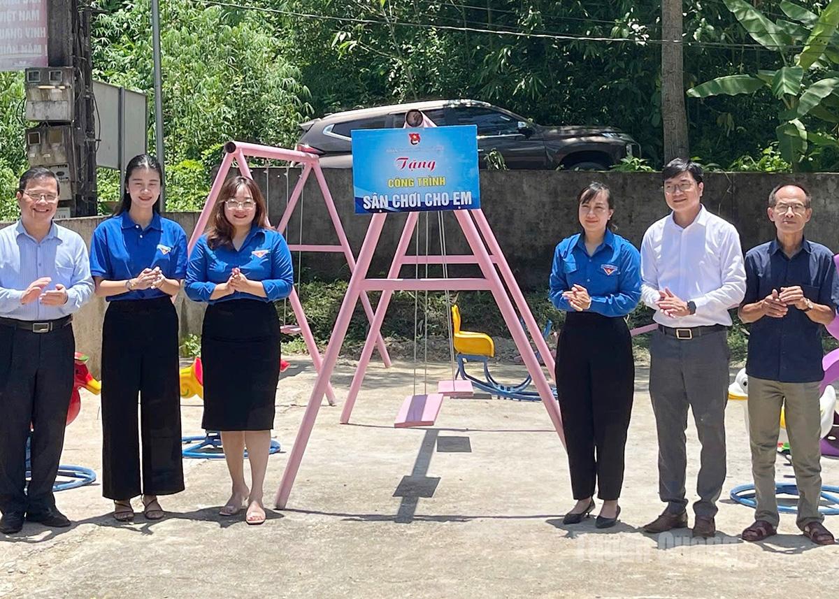 Các đơn vị Đoàn Thanh niên khánh thành công trình Sân chơi cho em.