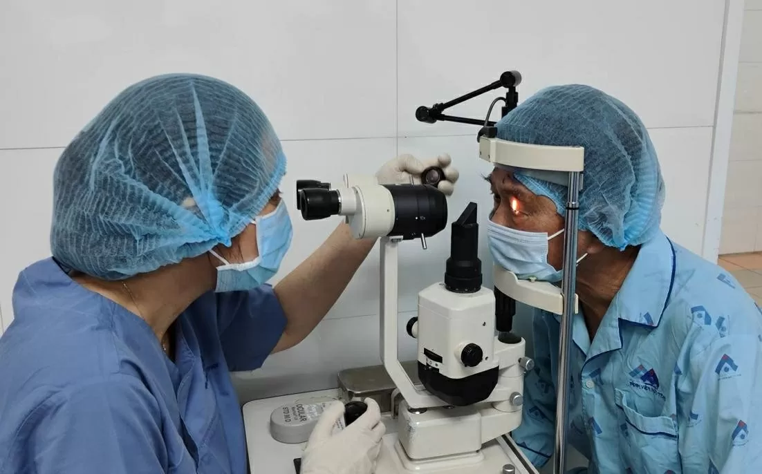 Công tác khám mắt luôn được các bác sỹ thực hiện theo quy trình khắt khe để đem lại kết quả thành công nhất cho người bệnh. (Nguồn: Vietnam+)