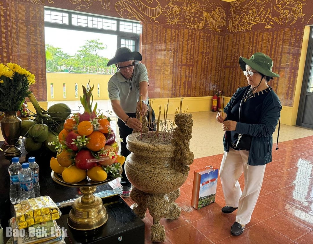 ញាតិ​សន្តាន​ម្នាក់ៗ​អុជ​ធូប​យ៉ាង​ស្ងប់ស្ងាត់​ក្នុង​ការ​ចងចាំ​ពី​មនុស្ស​ជា​ទី​ស្រឡាញ់​របស់​ខ្លួន។
