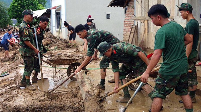 Son La province requests Huaphanh province to coordinate in searching for missing people due to floods