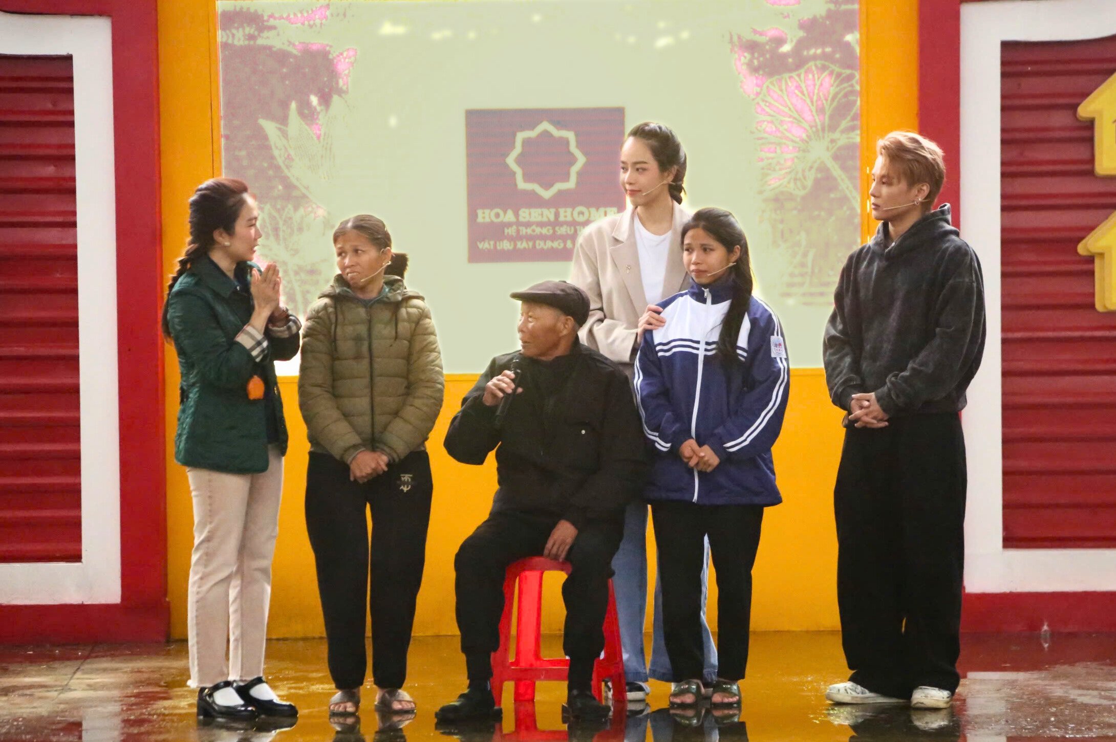 Thu Na mit ihrer Mutter und ihrem Großvater Ha Van Duyen in Folge 125 von Vietnamese Family Home.