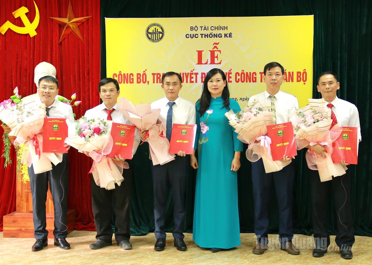 Phó trưởng Thống kê tỉnh Tuyên Quang Lê Thị Thu Nga trao quyết định cho các đồng chí Trưởng thống kê cơ sở.