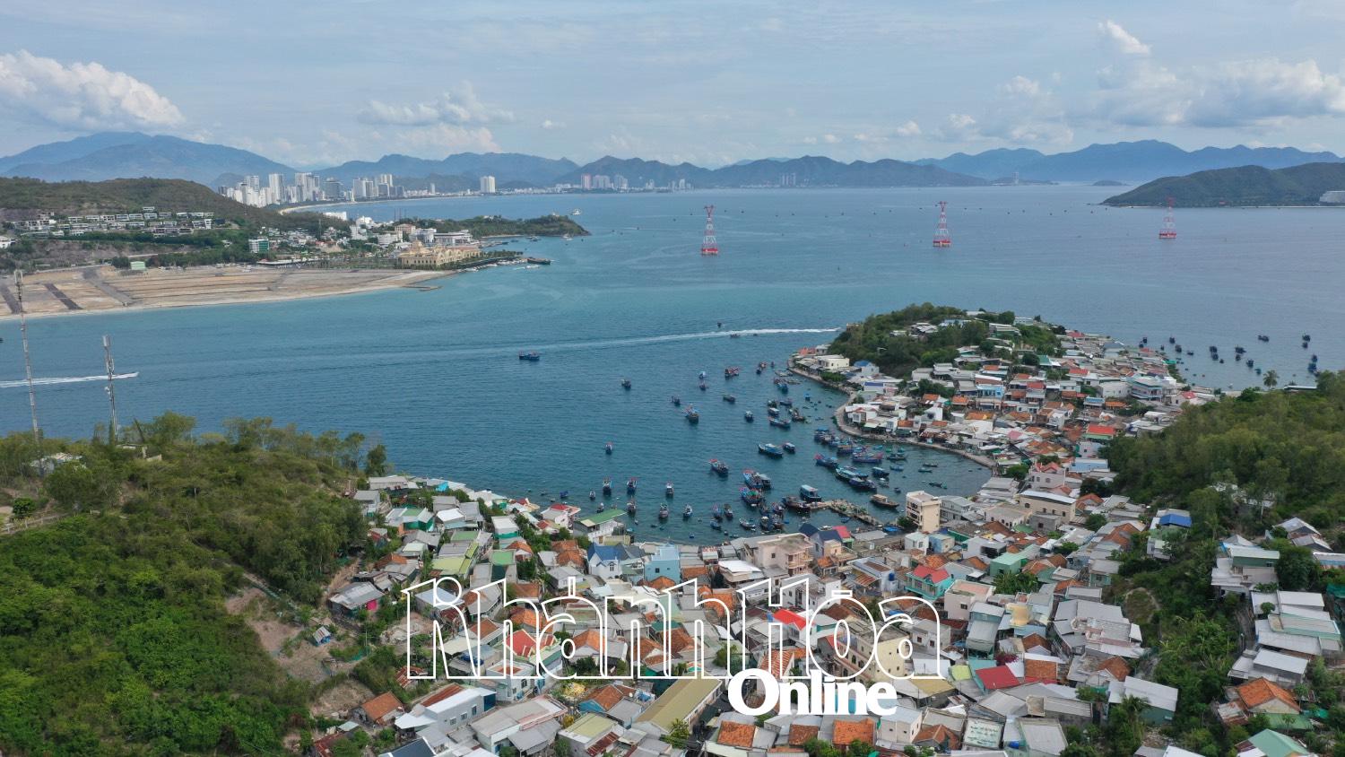 Một góc vịnh Nha Trang từ trên cao.
