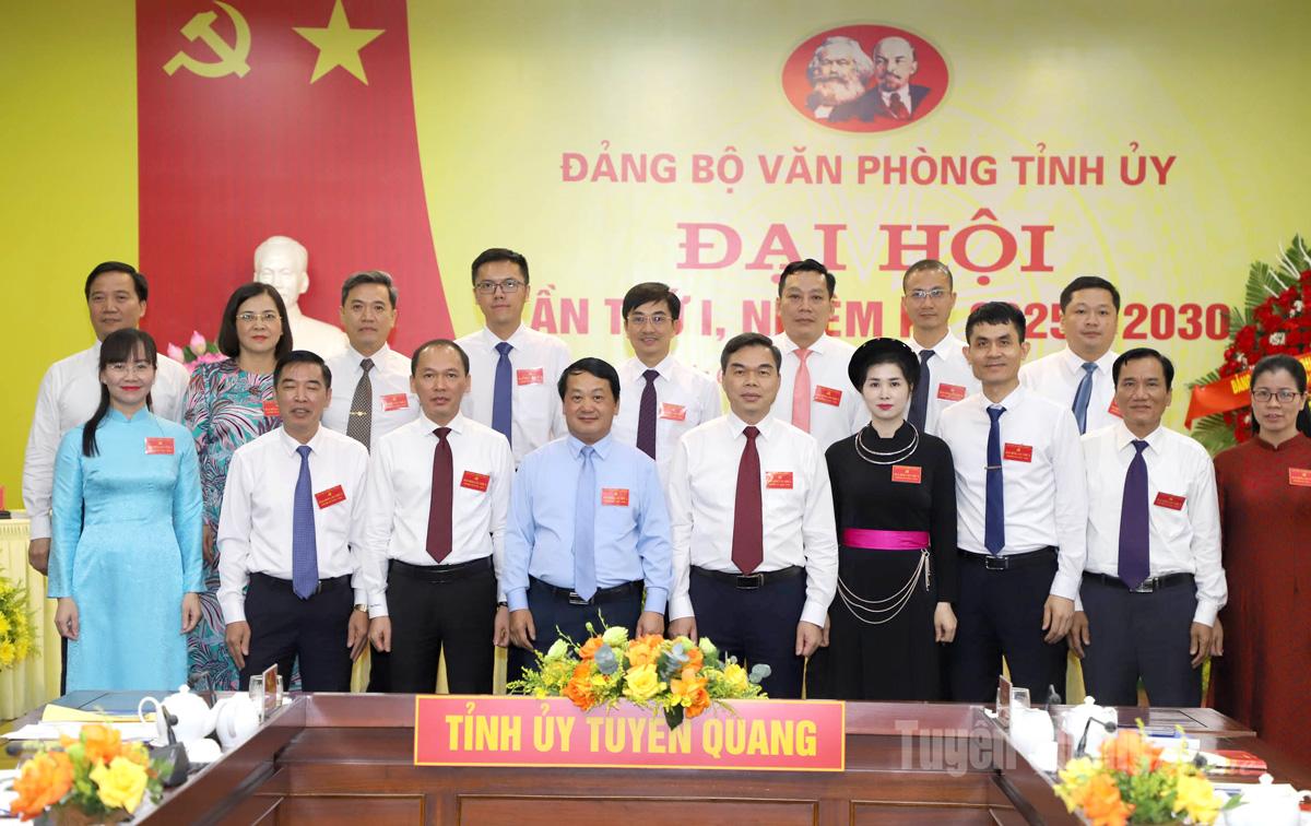 Các đại biểu Đảng bộ Văn phòng Tỉnh ủy được chỉ định đi dự đại hội cấp trên ra mắt Đại hội.
