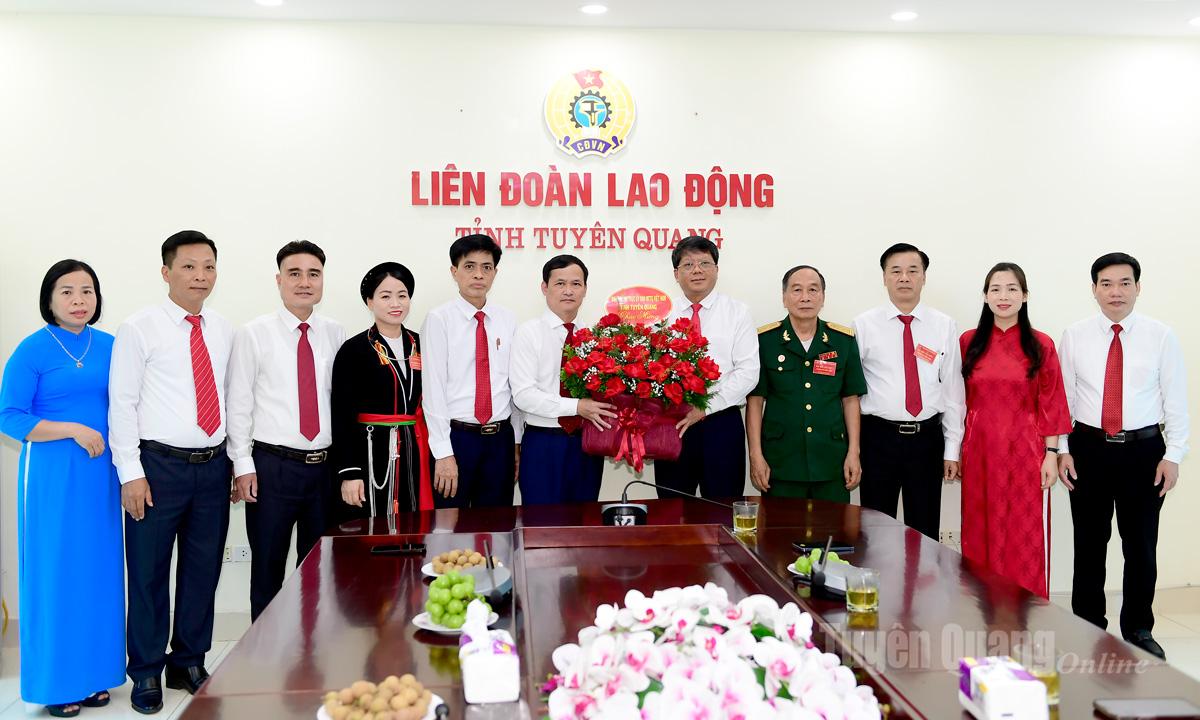 Đồng chí Hà Trung Kiên, Ủy viên Ban Thường vụ Tỉnh ủy, Phó Chủ tịch Thường trực Ủy ban MTTQ Việt Nam tỉnh tặng hoa, chúc mừng Liên đoàn Lao động tỉnh.